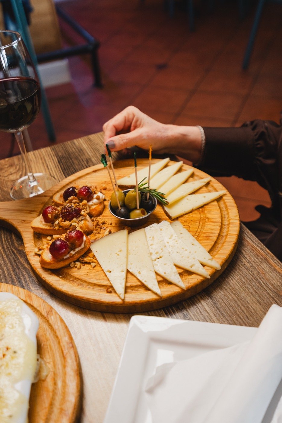 Tabla de queso y aceitunas en Don Domingo Steakhouse