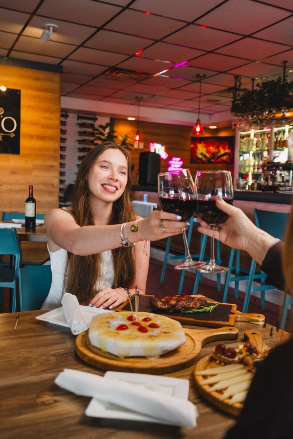 Ambiente y brindis en Don Domingo Steakhouse Miami