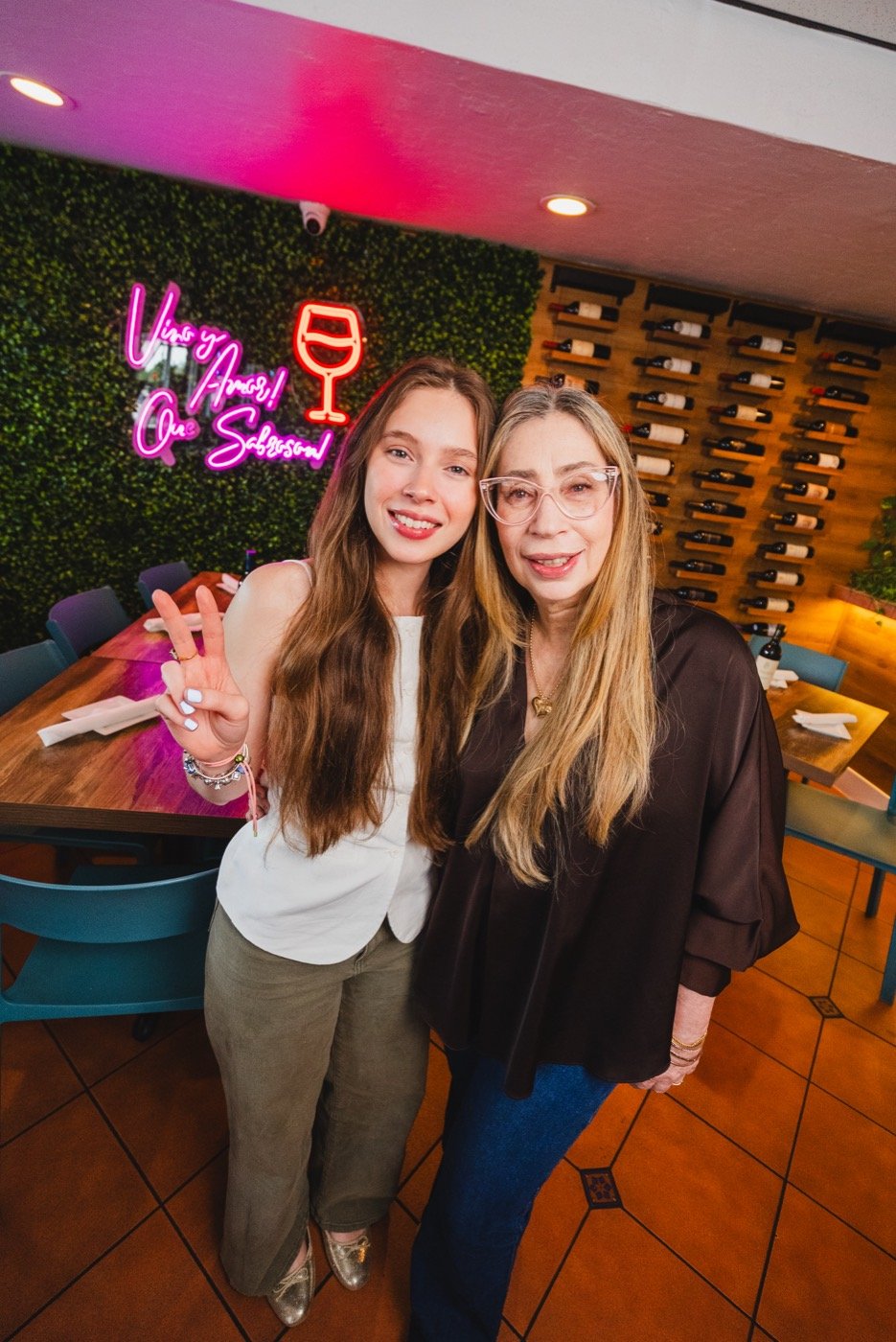 Huéspedes frente a la bodega de vinos de Don Domingo Steakhouse