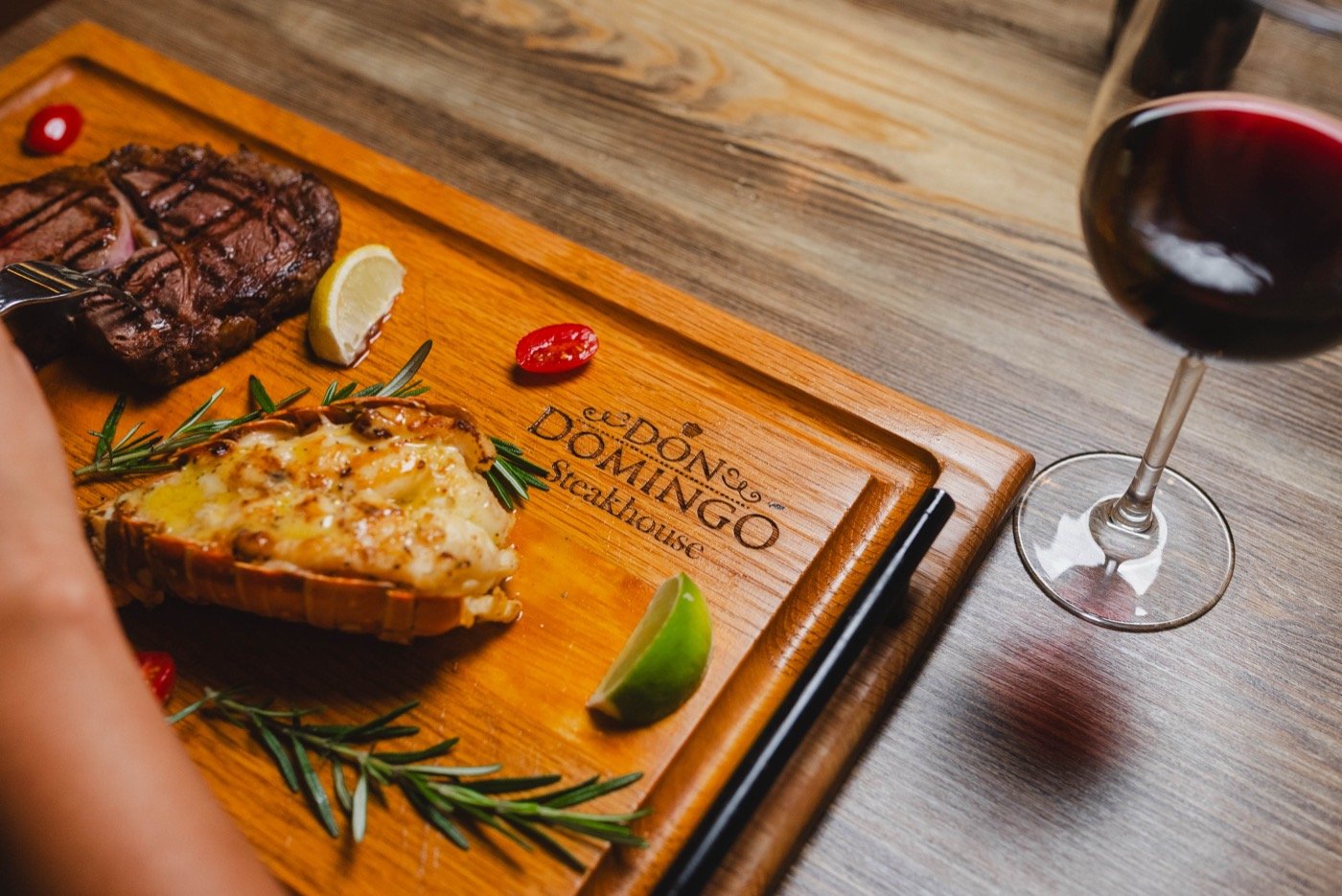 Detalle de Mar y Tierra con copa de vino en Don Domingo Steakhouse