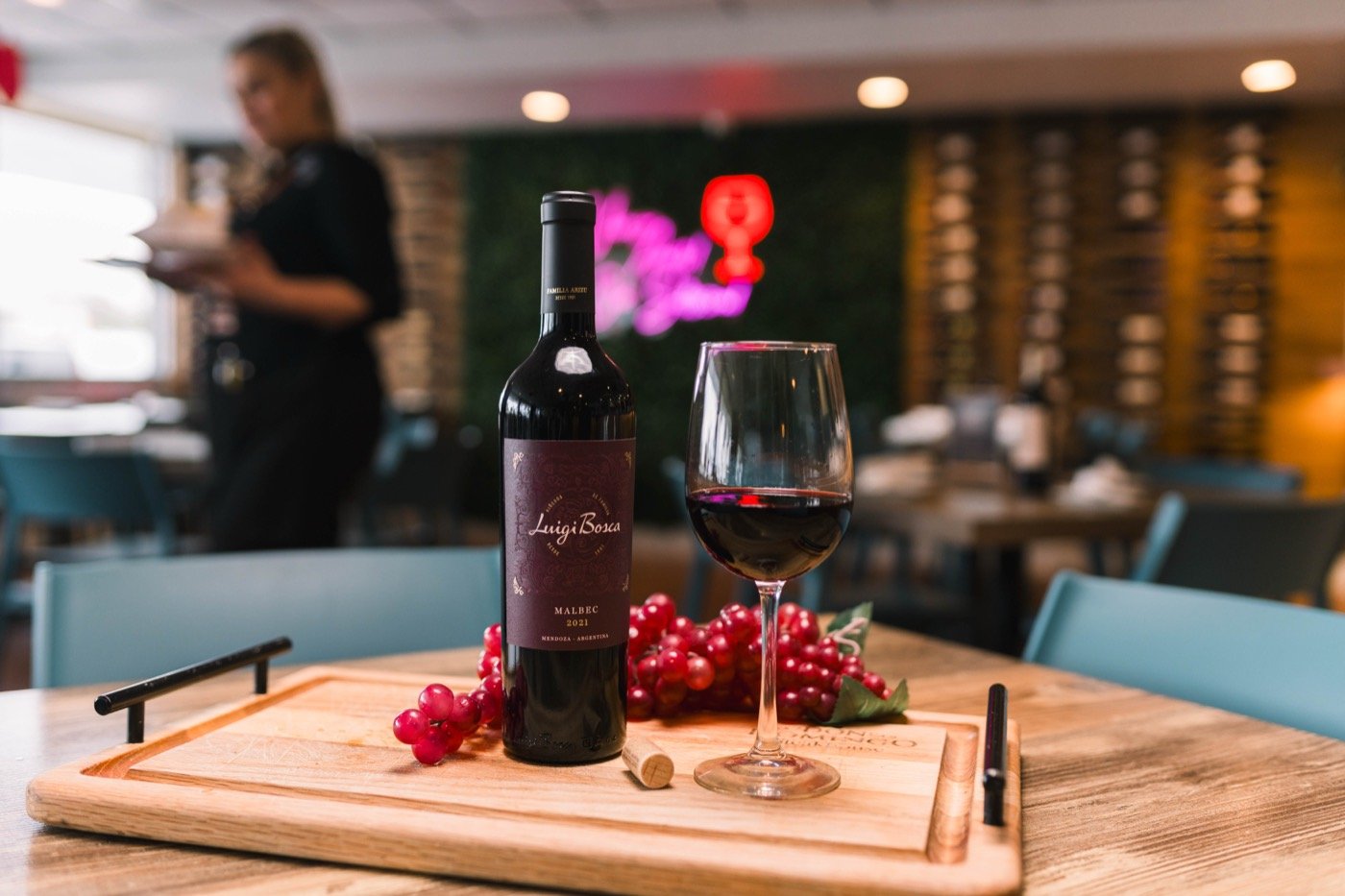 Copa de vino junto a parrillada argentina