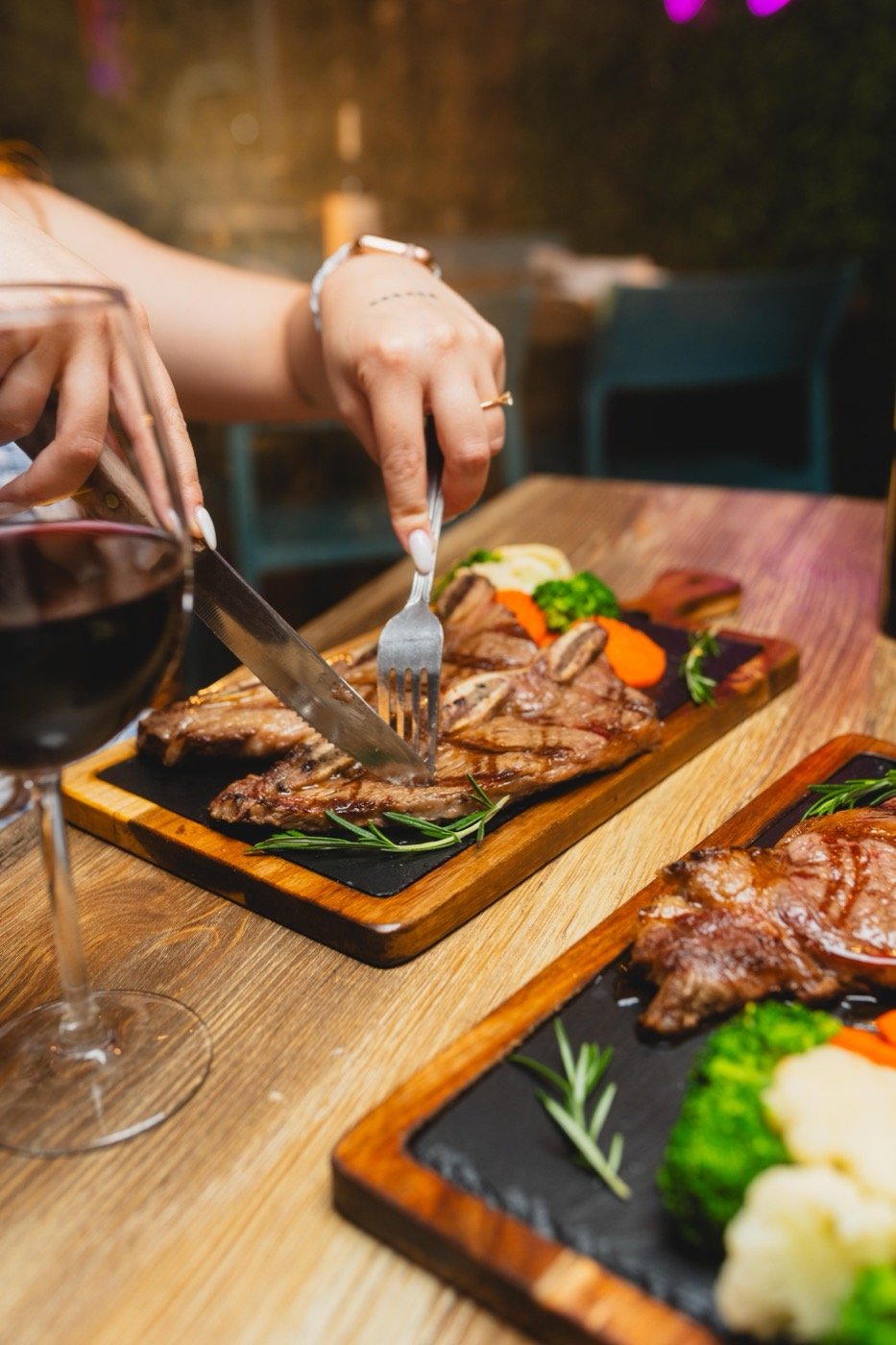 Huésped disfrutando un corte a la parrilla con vegetales en Don Domingo Steakhouse