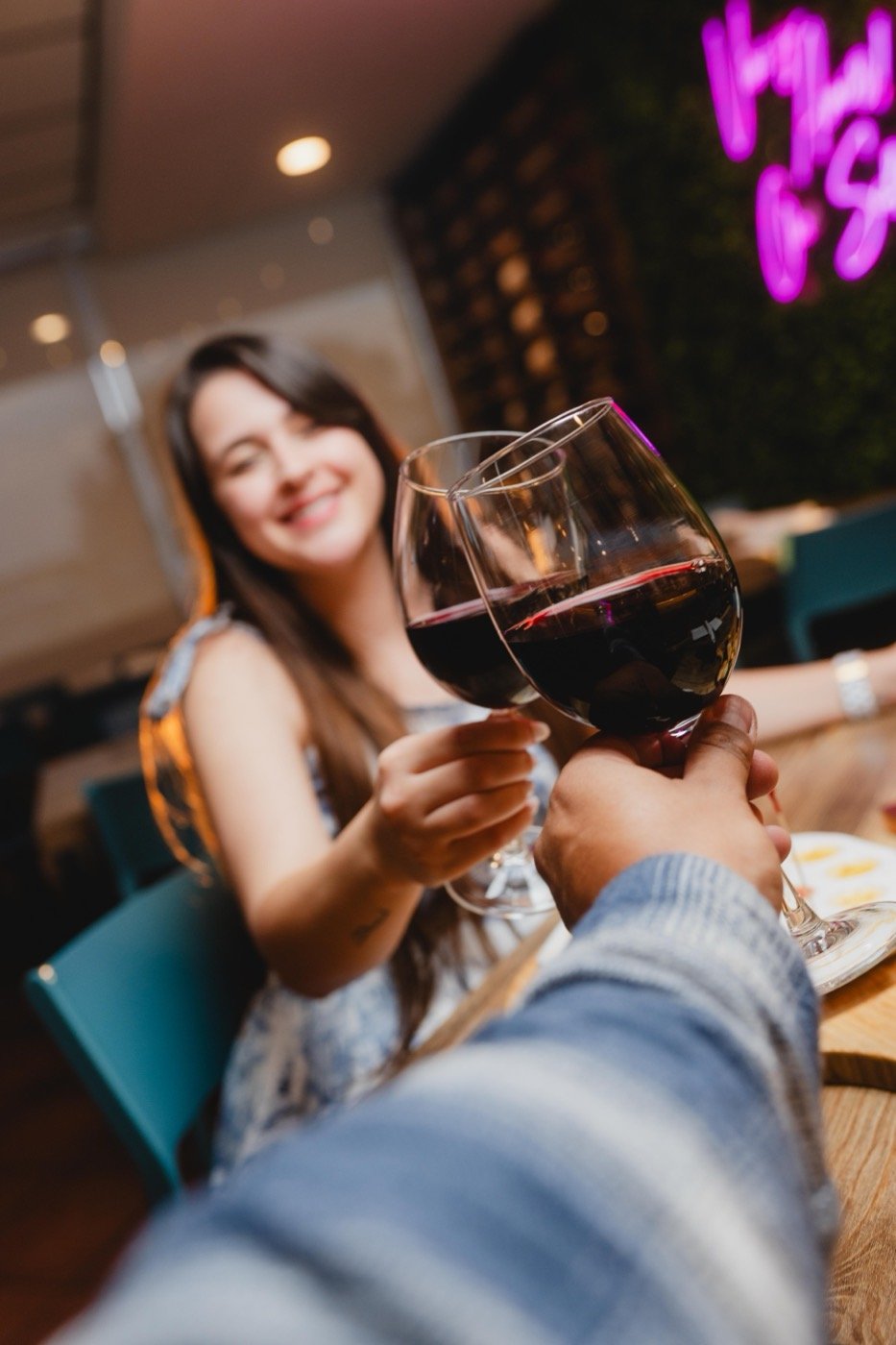 Brindis con vino en Don Domingo Steakhouse Miami
