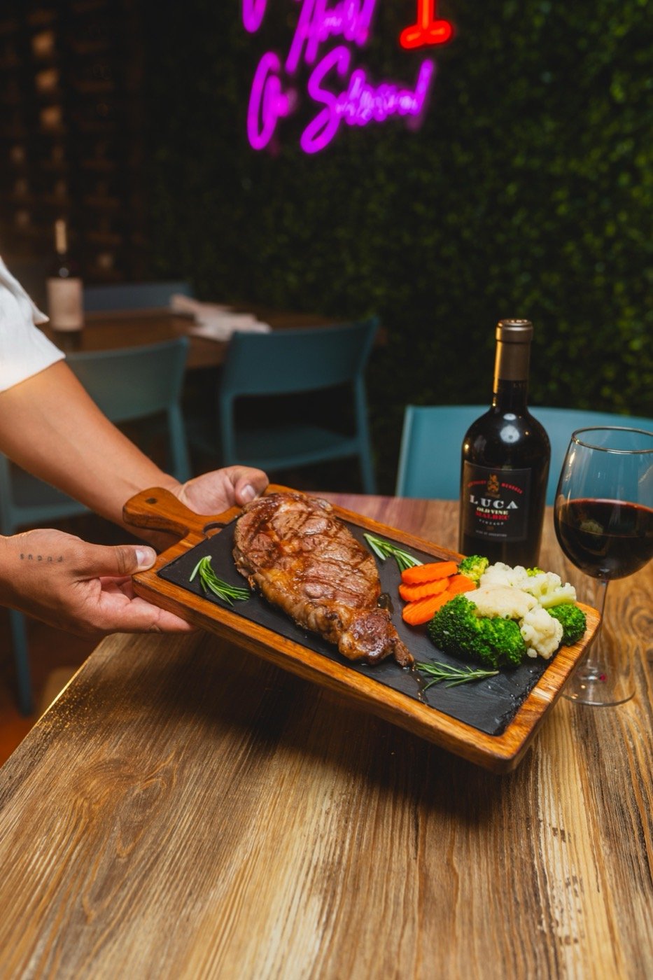 Mesero presentando un corte Delmonico en Don Domingo Steakhouse