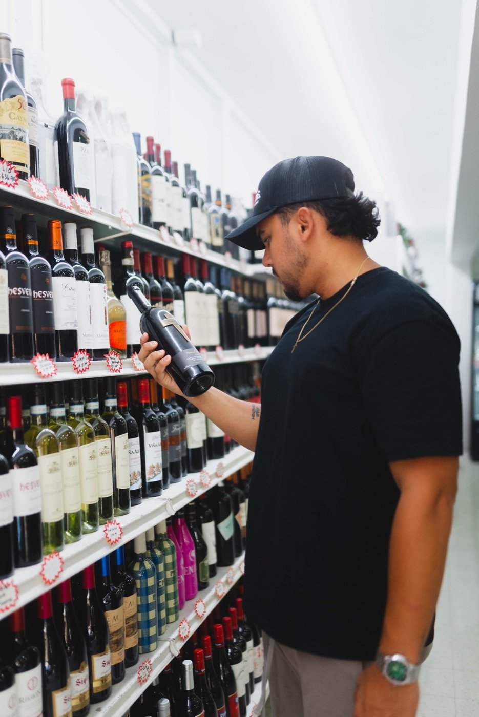 Cliente eligiendo vinos en Don Domingo Meat Market
