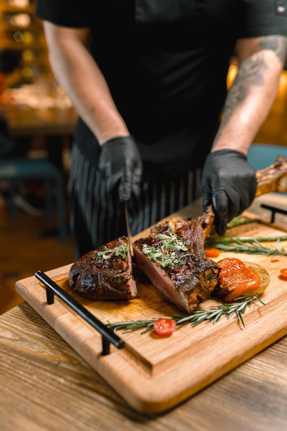 Chef cortando un corte premium a la parrilla en Don Domingo Steakhouse