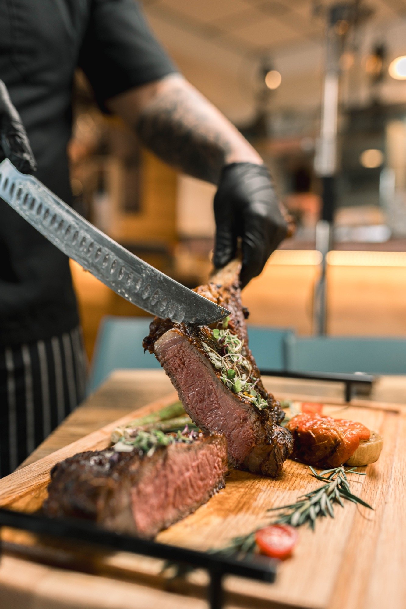 Chef cortando un corte de carne premium a la parrilla en Don Domingo Steakhouse Miami